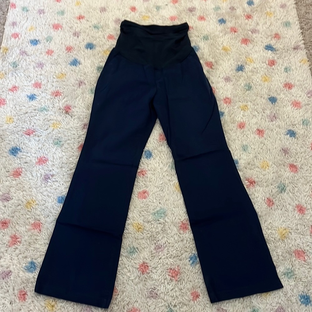 A pea in the pod navy blue pants. Size small. Good condition.
